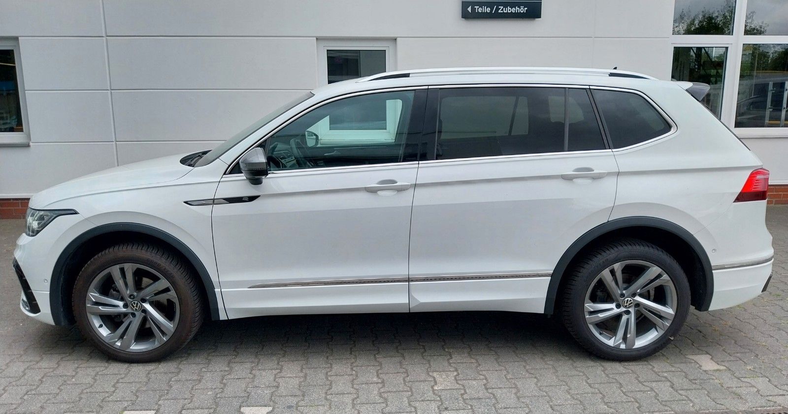 VW Tiguan Allspace R-Line Diesel 4Motion AHK STHZ, Bild 4 von 17
