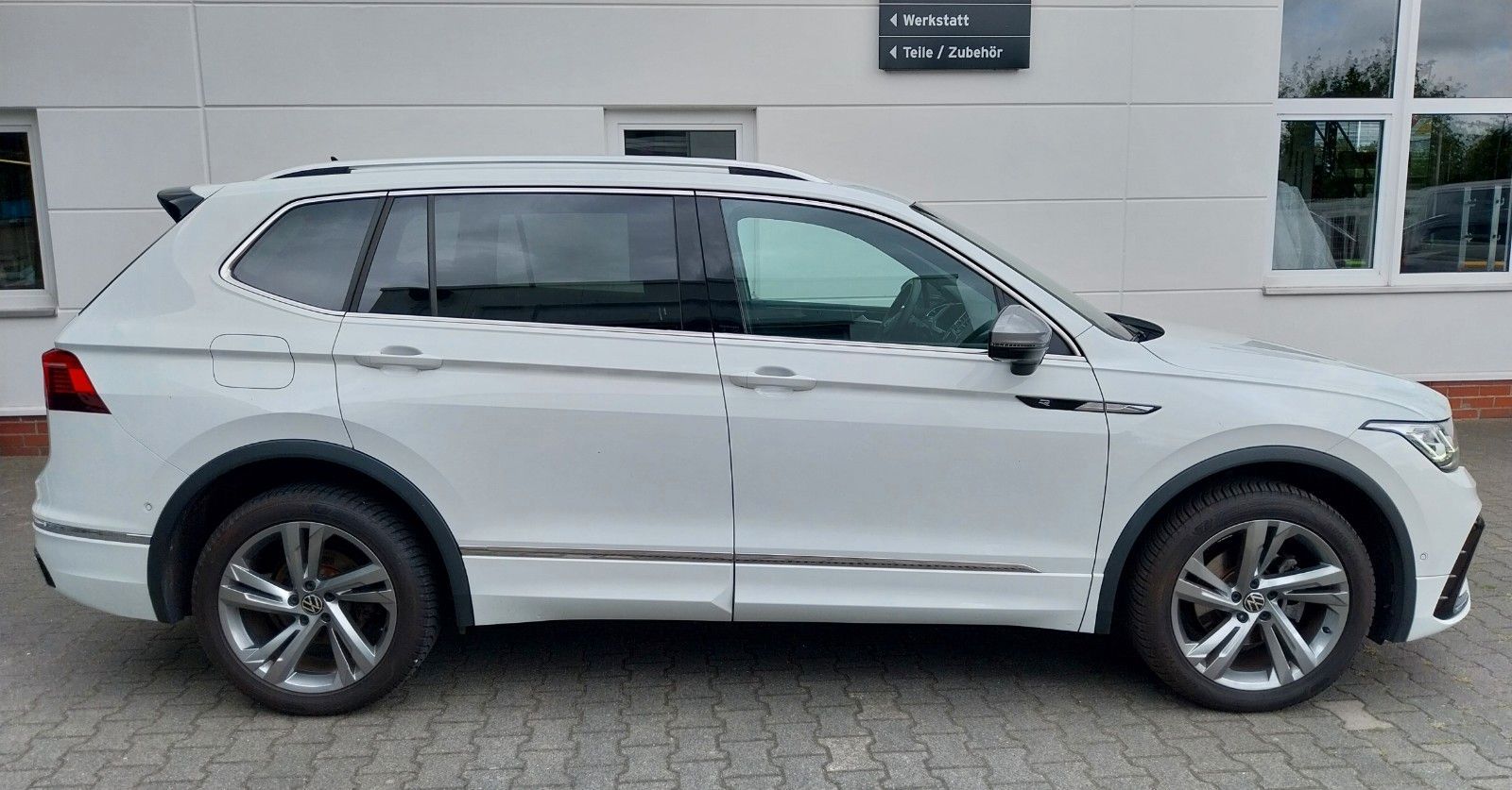VW Tiguan Allspace R-Line Diesel 4Motion AHK STHZ, Bild 3 von 17